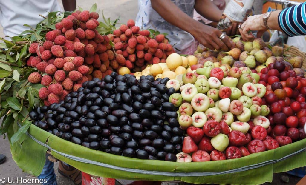 Gesund wie Yoga Präventionskurse: frisches Obst an einem Straßenstand in Indien.